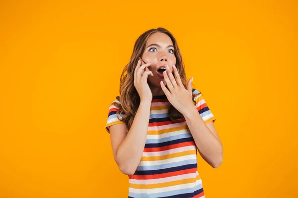 Imagen Una Joven Conmocionada Posando Sobre Fondo Amarillo Pared Hablando — Foto de Stock