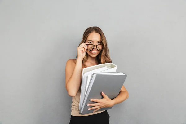 Porträt Einer Hübschen Jungen Geschäftsfrau Die Isoliert Vor Grauem Hintergrund — Stockfoto