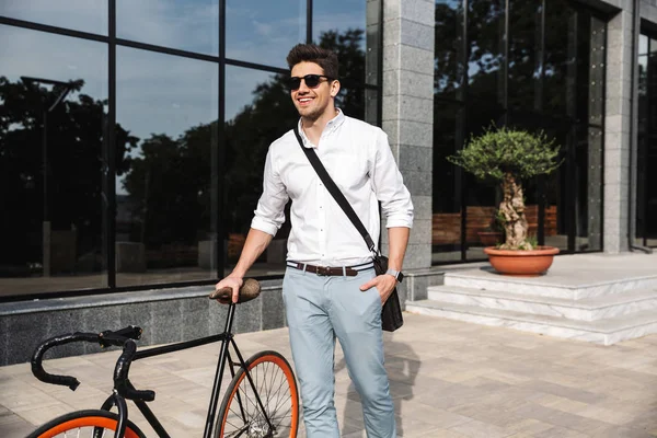 Bonito Jovem Homem Negócios Vestido Camisa Branca Andando Livre Com — Fotografia de Stock