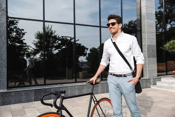 Bonito Jovem Homem Negócios Vestido Camisa Branca Andando Livre Com — Fotografia de Stock