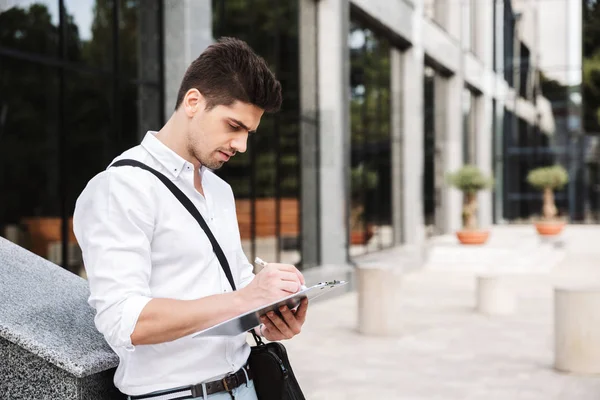 自信的成功的年轻商人穿着白衬衫在户外工作 拿着平板电脑 — 图库照片