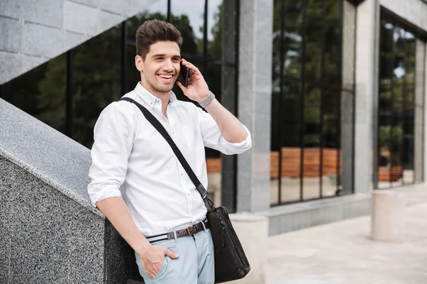 Усміхнений Успішний Молодий Бізнесмен Одягнений Білу Сорочку Йде Відкритому Повітрі — стокове фото
