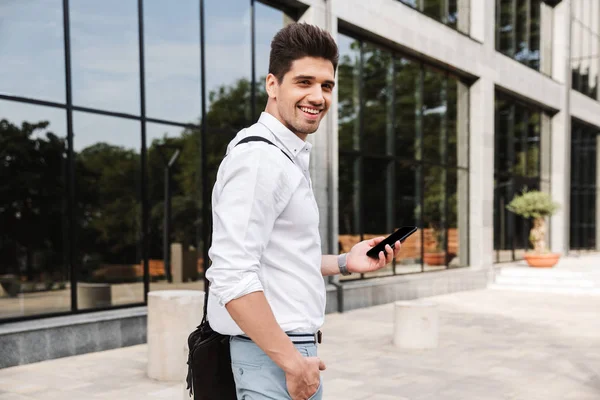 Sonriendo Joven Empresario Exitoso Vestido Camisa Blanca Caminando Aire Libre — Foto de Stock