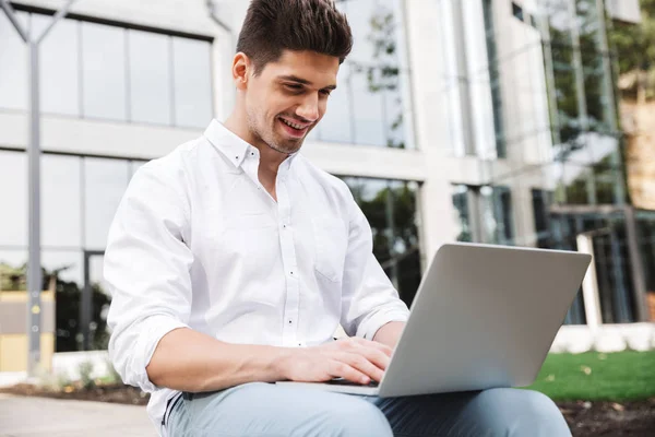 Lachende Jonge Zakenman Die Laptopcomputer Zittend Buitenshuis Werkt — Stockfoto