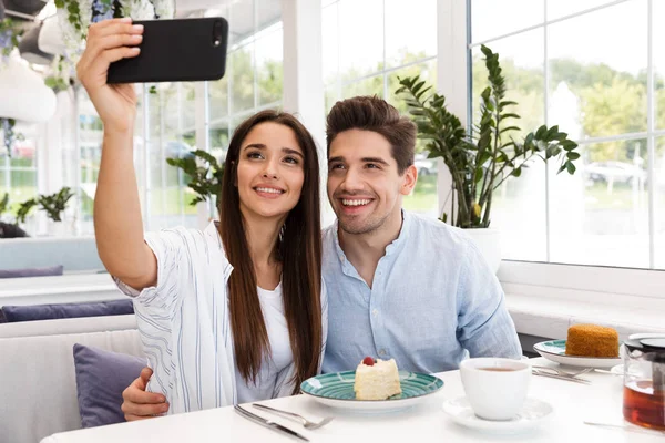 Pareja Joven Feliz Sentada Mesa Del Café Almorzando Tomando Una — Foto de Stock