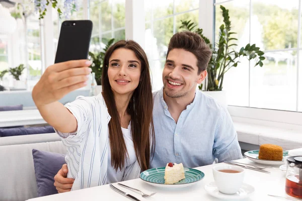 Happy Young Couple Sitting Cafe Table Having Lunch Taking Selfie — Stock Photo, Image