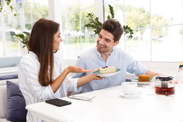 幸せな若いカップル カフェのテーブルに座って 昼食を食べて 話して — ストック写真