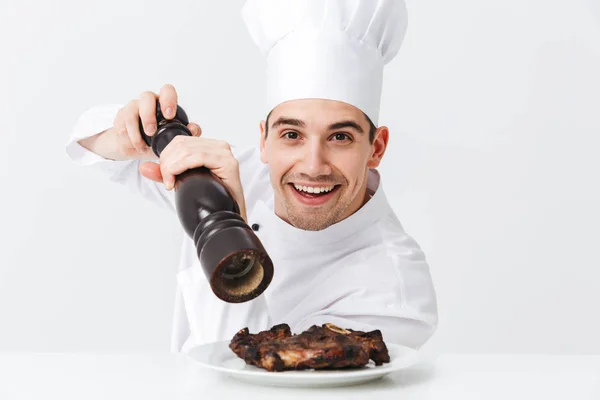 Cheerful Cozinheiro Chef Vestindo Pimentas Uniformes Carne Cozida Bife Prato — Fotografia de Stock