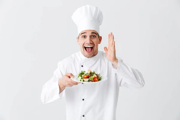 Upphetsad Man Kock Laga Bär Uniform Visar Färsk Grön Sallad — Stockfoto