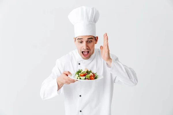 Upphetsad Man Kock Laga Bär Uniform Visar Färsk Grön Sallad — Stockfoto