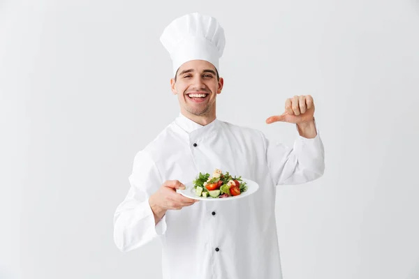 Emocionado Cocinero Hombre Vistiendo Uniforme Mostrando Ensalada Verde Fresca Plato — Foto de Stock