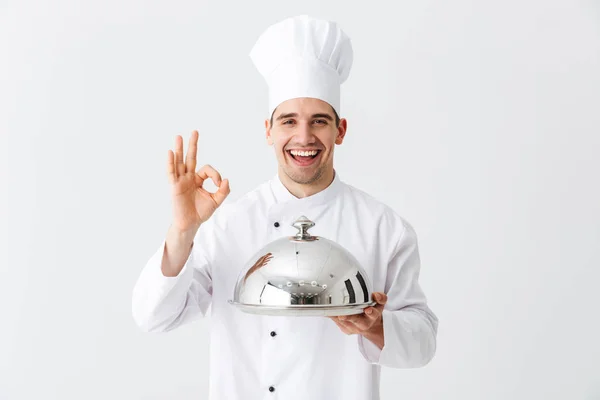 Ενθουσιασμένος Άνθρωπος Σεφ Μάγειρας Φορώντας Στολή Άνοιγμα Κλος Κάλυμμα Απομονωθεί — Φωτογραφία Αρχείου