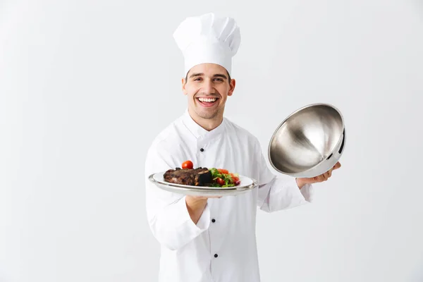 兴奋的人厨师厨师穿着制服开放斗篷盖查出在白色背景 显示肉菜 — 图库照片