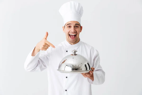 Homem Animado Cozinheiro Chef Vestindo Uniforme Abertura Cloche Capa Isolada — Fotografia de Stock
