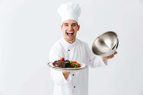 Homem Animado Cozinheiro Chef Vestindo Uniforme Abertura Cloche Capa Isolada — Fotografia de Stock