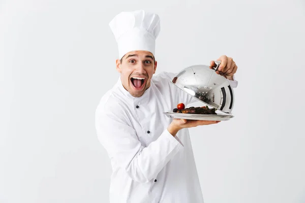 Homem Animado Cozinheiro Chef Vestindo Uniforme Abertura Cloche Capa Isolada — Fotografia de Stock