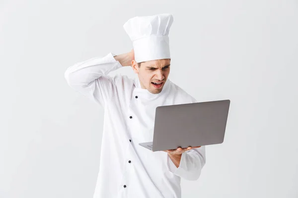 Fundersam Kock Koka Bär Uniform Stående Vit Bakgrund Hålla Bärbar — Stockfoto