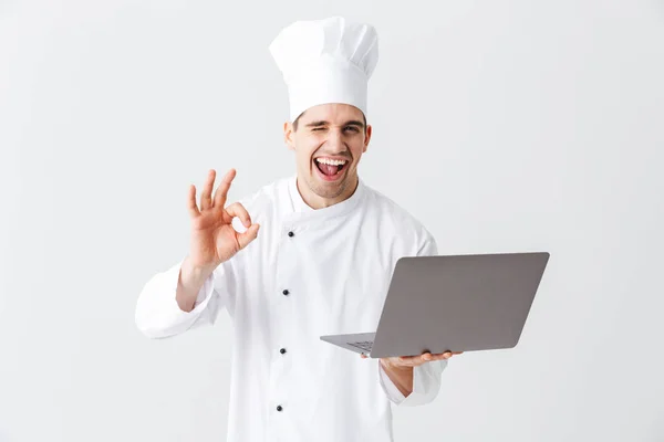 Cocinero Alegre Vistiendo Uniforme Pie Sobre Fondo Blanco Celebración Ordenador — Foto de Stock