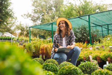 Not yazma sera çiçeklenir yakınındaki çalışma çekici güzel kadın bahçıvan