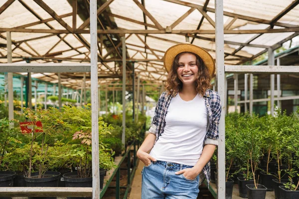 Retrato Joven Feliz Florista Alegre Mujer Años Posando Trabajando Invernadero — Foto de Stock
