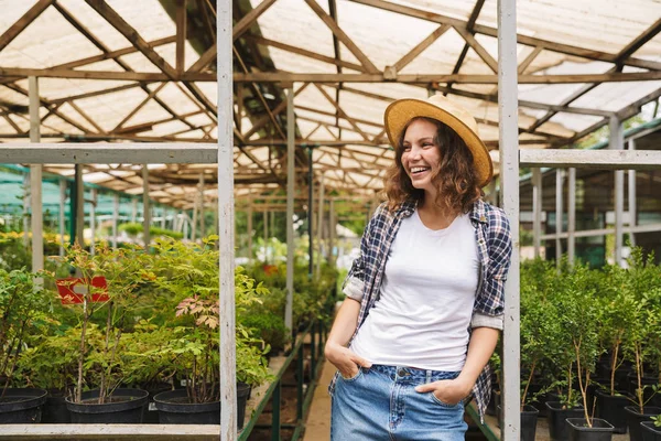 Retrato Una Joven Florista Años Posando Trabajando Invernadero Sobre Plantas —  Fotos de Stock
