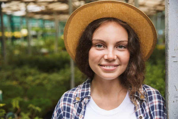 Gros Plan Une Jeune Femme Joyeuse Debout Dans Une Serre — Photo