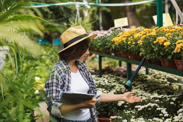 Bella Giovane Donna Che Lavora Una Serra Scrivendo Appunti Tablet — Foto Stock