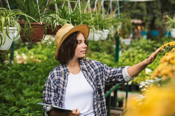 Pretty Young Woman Working Greenhouse Writing Notes Tablet — Stock Photo, Image