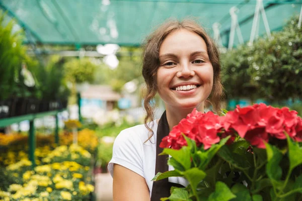 Jovem Feliz Trabalhando Uma Estufa Segurando Vaso Flores — Fotografia de Stock