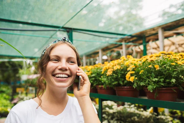 Joven Jardinero Alegre Hablando Por Teléfono Móvil Mientras Está Pie —  Fotos de Stock