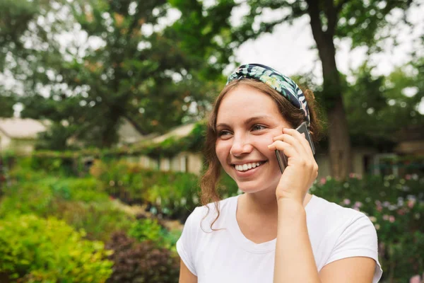 Jovem Jardineira Alegre Falando Telefone Celular Enquanto Está Dentro Uma — Fotografia de Stock