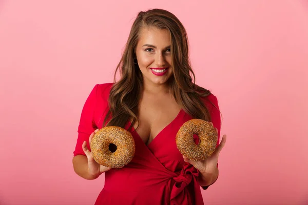 Afbeelding Van Een Gelukkige Jonge Vrouw Geïsoleerd Roze Muur Achtergrond — Stockfoto