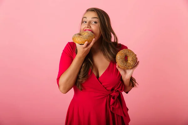 Afbeelding Van Een Enthousiast Jonge Vrouw Geïsoleerd Roze Muur Achtergrond — Stockfoto