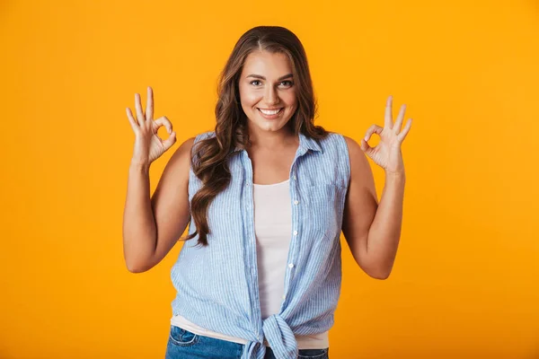 Porträtt Glad Ung Casual Kvinna Står Isolerade Över Gul Bakgrund — Stockfoto