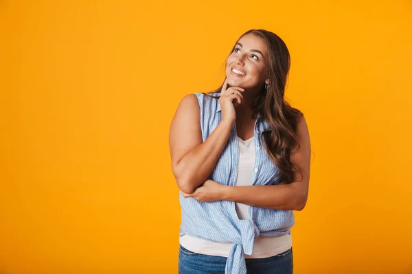 Joyeux Jeune Femme Debout Isolé Sur Fond Jaune Regardant Loin — Photo