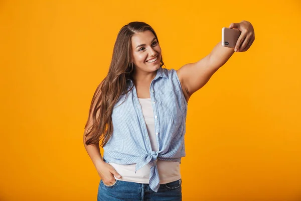 Cheerful Young Woman Standing Isolated Yellow Background Taking Selfie Outsretched — Stock Photo, Image