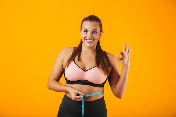 Retrato Mulher Gordinha Alegre Sutiã Esportivo Medindo Sua Cintura Com — Fotografia de Stock