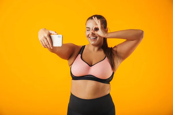 Retrato Una Mujer Fitness Alegre Con Sobrepeso Usando Ropa Deportiva — Foto de Stock