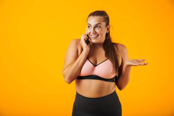 Retrato Una Mujer Fitness Alegre Con Sobrepeso Usando Ropa Deportiva — Foto de Stock