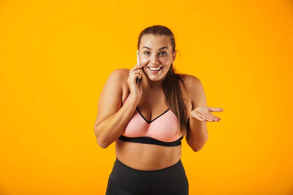 Προσωπογραφία Γυναίκας Χαρούμενα Υπέρβαροι Γυμναστήριο Φορώντας Αθλητικών Ενδυμάτων Στέκεται Απομονωθεί — Φωτογραφία Αρχείου