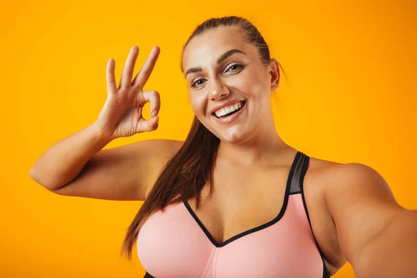 Porträt Einer Fröhlichen Pummeligen Frau Sportlichem Mit Handy Für Selfie — Stockfoto