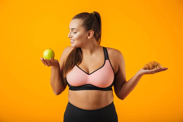 Bild Der Jungen Molligen Frau Trainingsanzug Mit Apfel Und Croissant — Stockfoto