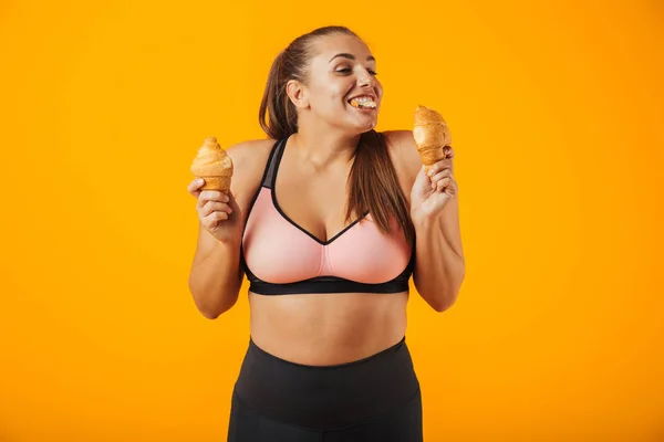 Imagen Una Mujer Sana Chándal Sosteniendo Dos Croissants Ambas Manos — Foto de Stock