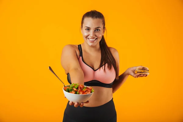 Beeld Van Sportieve Overgewicht Vrouw Trainingspak Eten Groene Salade Van — Stockfoto