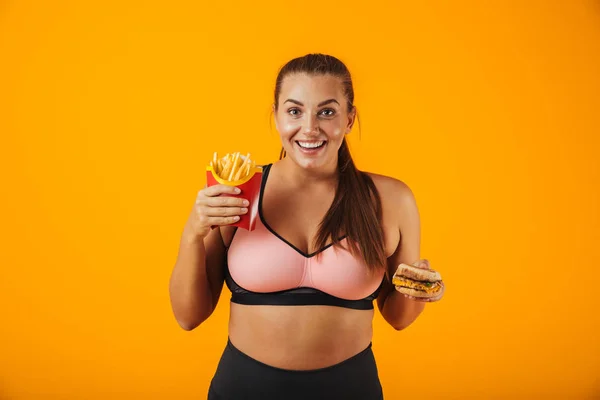 Bild Der Fröhlichen Molligen Frau Trainingsanzug Mit Sandwich Und Pommes — Stockfoto