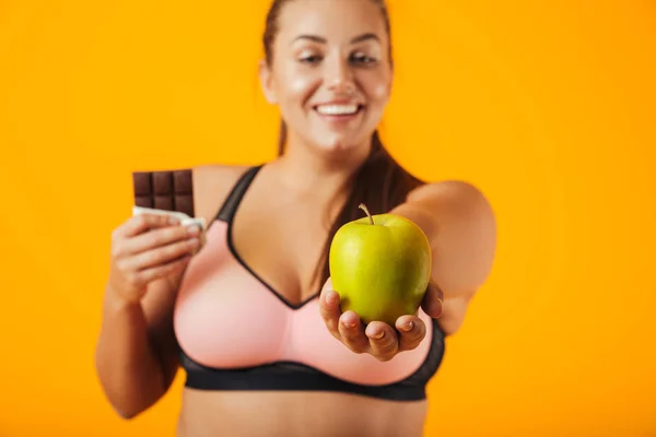 Bild Einer Kaukasischen Übergewichtigen Frau Trainingsanzug Mit Schokoriegel Und Apfel — Stockfoto