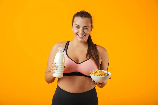 Beeld Van Gelukkig Mollige Vrouw Trainingspak Houden Melk Cornflakes Voor — Stockfoto