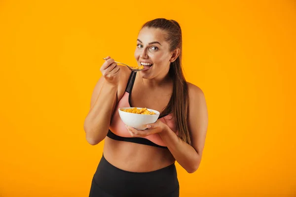Beeld Van Sportieve Mollige Vrouw Trainingspak Cornflakes Met Melk Eten — Stockfoto