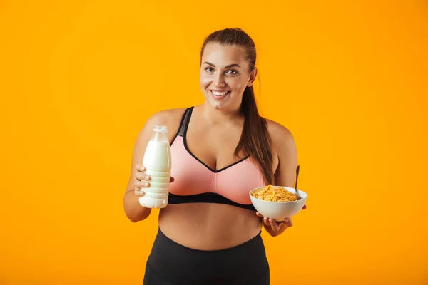 Bild Der Europäischen Molligen Frau Trainingsanzug Mit Milch Und Cornflakes — Stockfoto