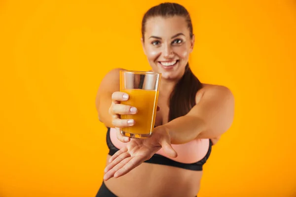 Bild Der Kaukasischen Molligen Frau Trainingsanzug Lächelt Und Hält Glas — Stockfoto